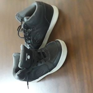 Kids sketcher sneakers in black size 3 7/14/22